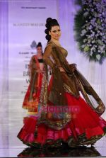 Model walks the ramp for Manish Malhotra at Aamby Valley India Bridal Week day 5 on 2nd Nov 2010 (112).JPG